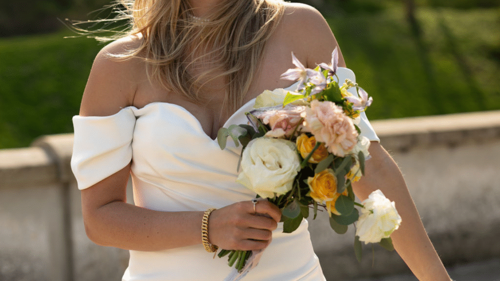 Mariée en robe courte mariage civil