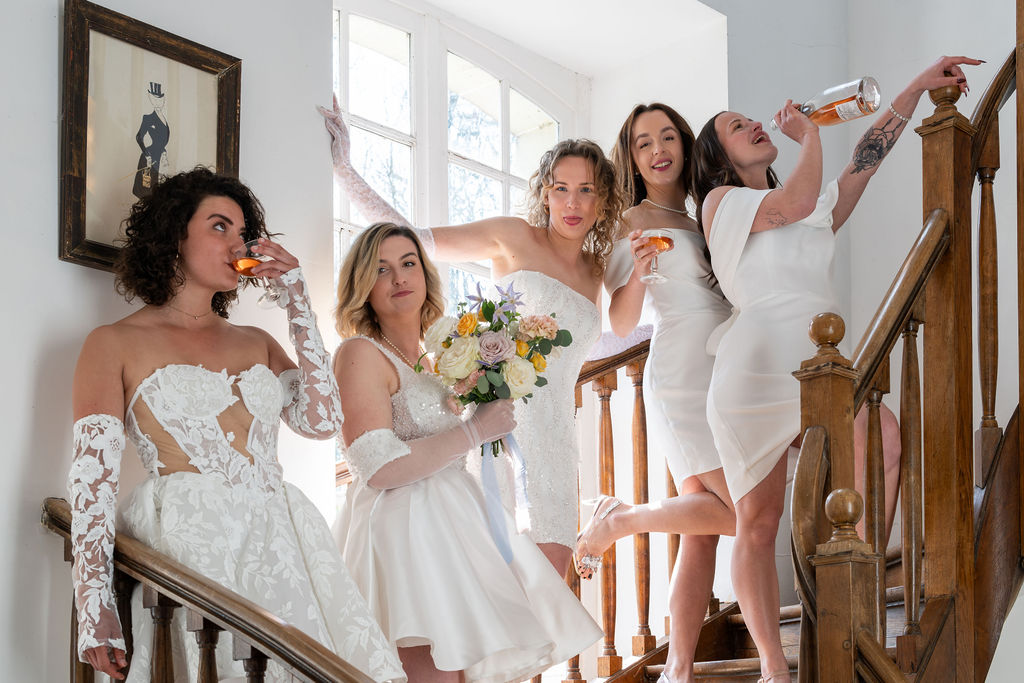 mariées sur un escalier en robe de mariée courte et originale