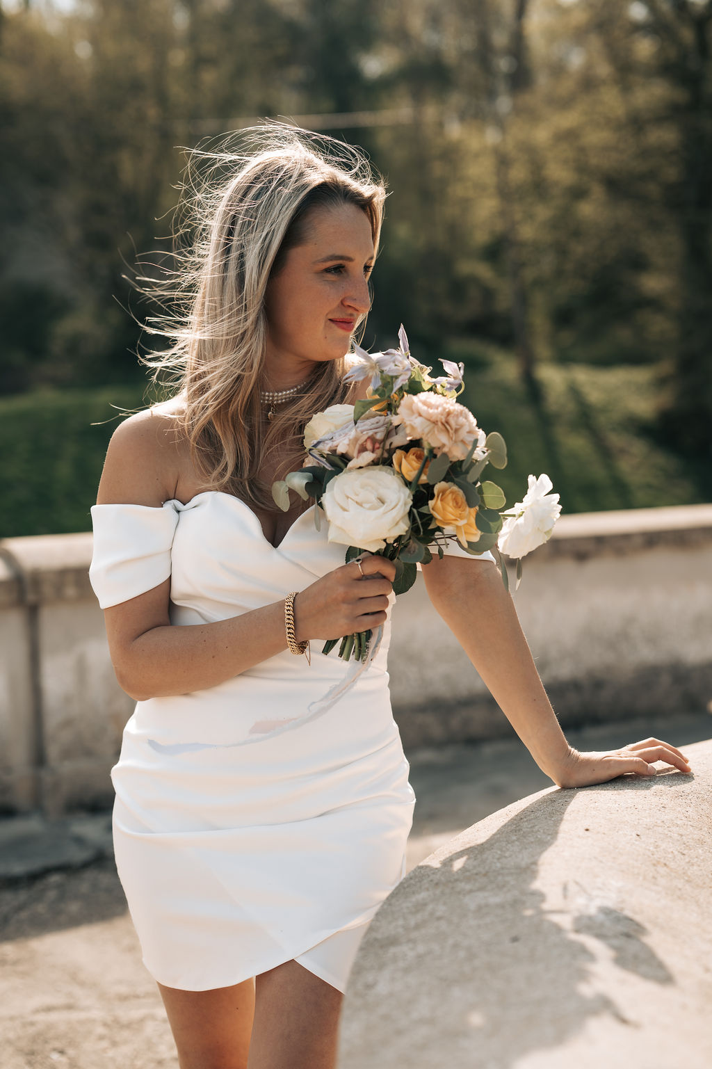 Mariée en robe courte mariage civil